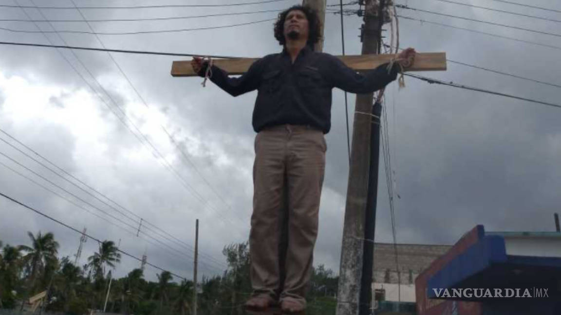 Trabajador de Pemex se 'crucifica' en Veracruz; dijo tener un año sin trabajo