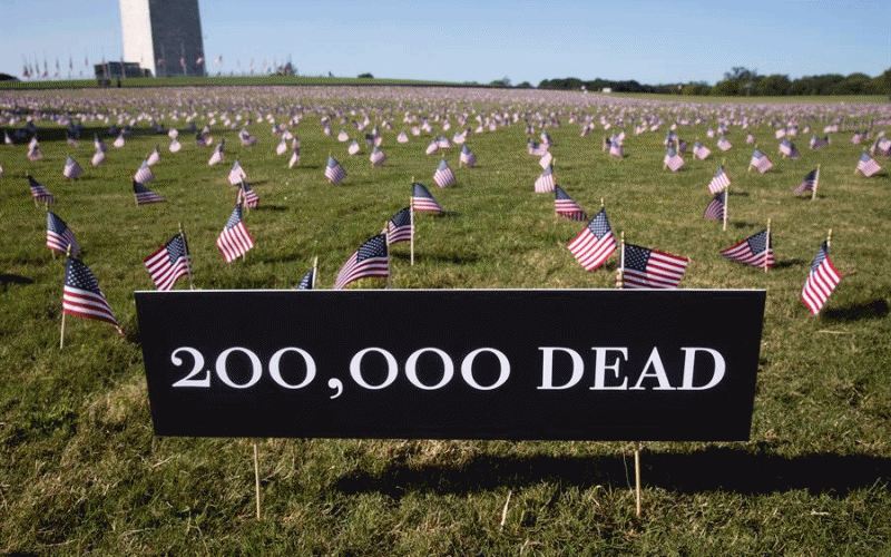 $!Miles de banderas de EU lloran a las 200 mil personas muertas por COVID-19 (fotogalería)