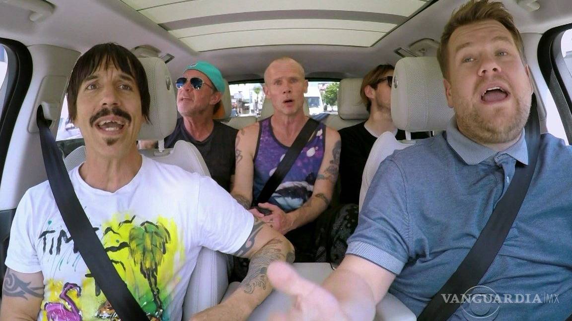 Red Hot Chili Peppers cantan desnudos en TV