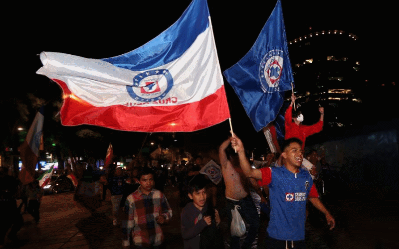 $!Después de 23 años en silencio, así celebran aficionados al campeón Cruz Azul