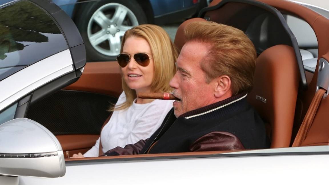 $!Arnold Schwarzenegger sorprende durmiendo en la calle como un indigente