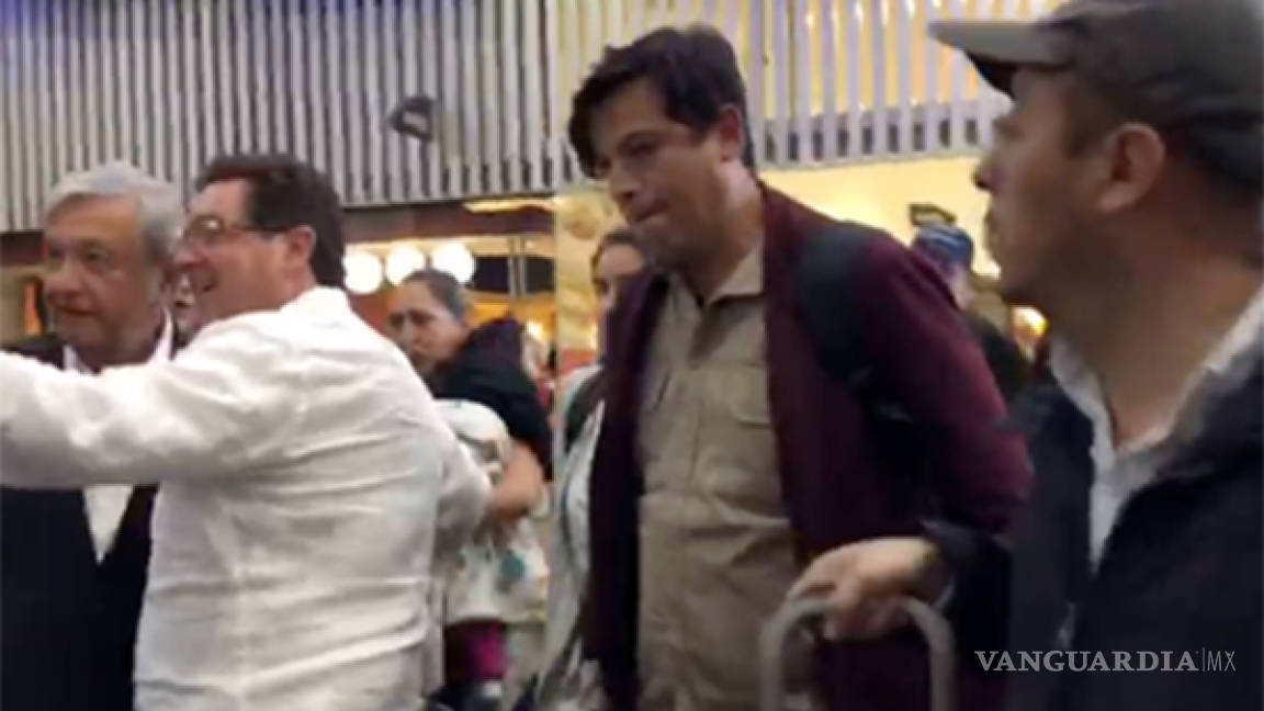 Le gritan &quot;corrupto&quot; a AMLO en el aeropuerto de la Ciudad de México (video)