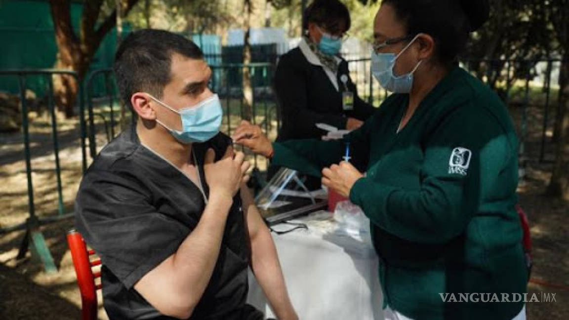 Arranca vacunación de personal médico de hospitales privados tras amago de paro en Saltillo