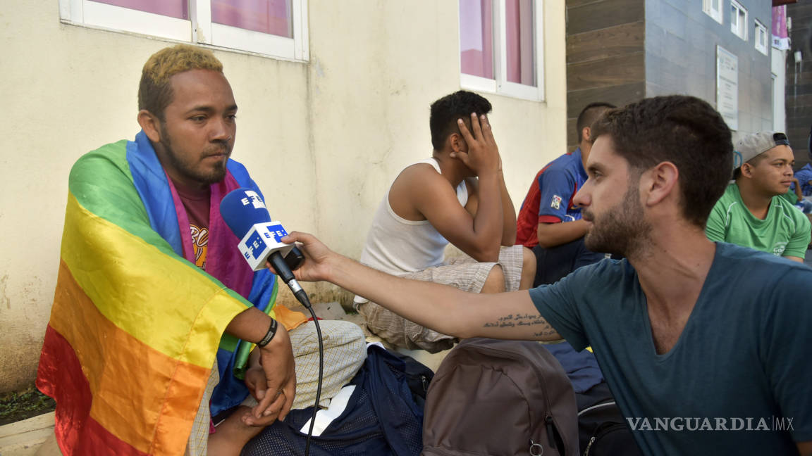 César Mejía, el joven gay que defiende los derechos LGBT en la caravana migrante