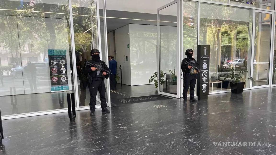 $!En uno de los inmuebles, las autoridades aseguraron más de 300 teléfonos celulares, casi mil microtarjetas o chips para dichos dispositivos, así como computadoras portátiles y un pasaporte