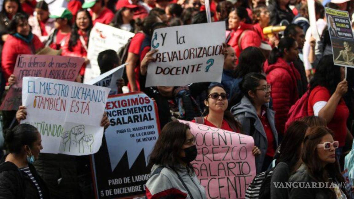 Maestros de la CNTE vuelven a marchar en la CDMX, critican a AMLO por inaugurar ‘su trenecito’