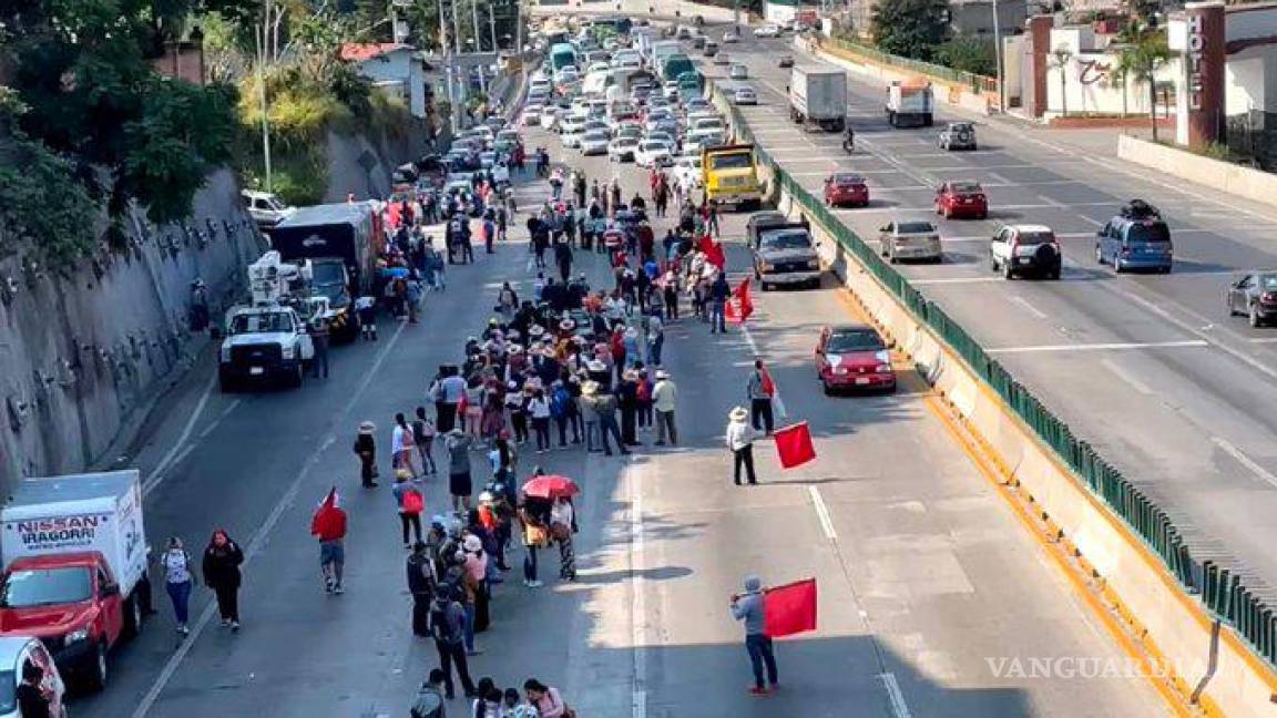 $!Maestros de Guerrero bloquean autopista México-Cuernavaca; exigen diálogo con AMLO