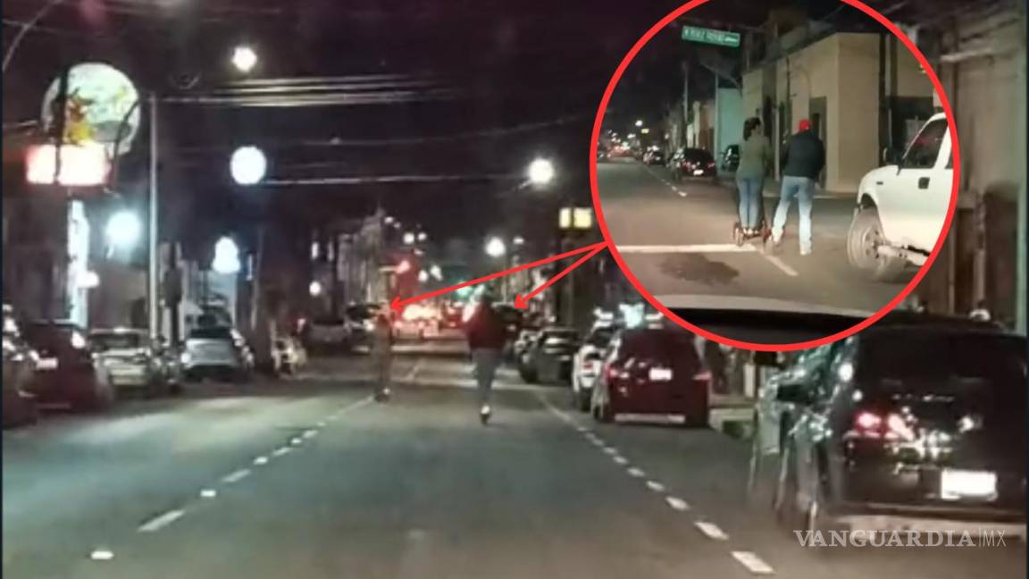 ‘Sin protección ni luces’: Exhiben a pareja por viajar en scooter sobre transitada calle de Saltillo (video)