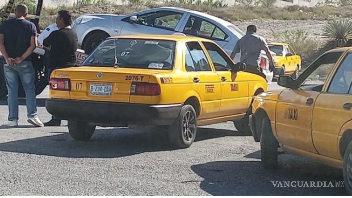 Taxistas de Saltillo inician ‘cacería’ de conductores de DiDi; decomisan una unidad