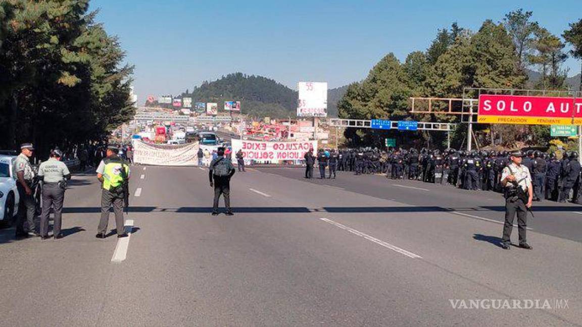 Comuneros bloquean carretera México-Toluca, demandan agua y pagos