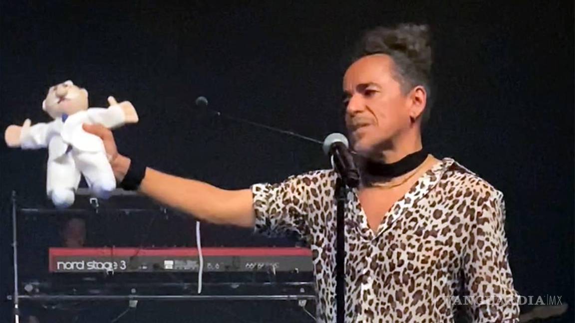 Rubén Albarrán ‘decapita’ peluche del Dr. Simi en concierto de Café Tacvba