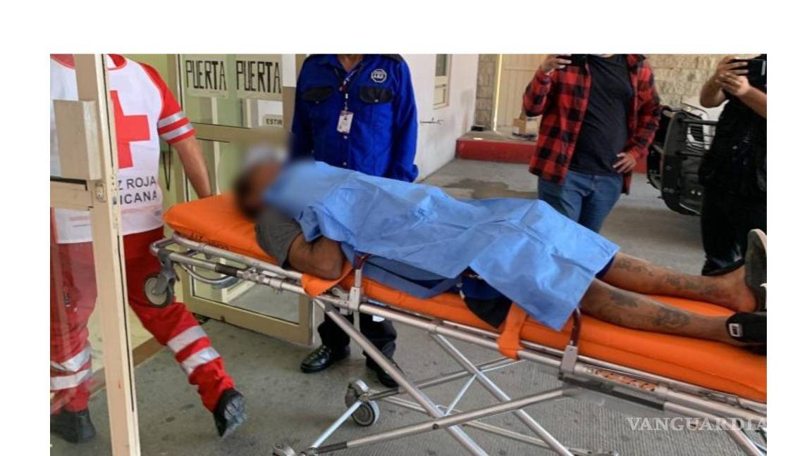 $!Paramédicos de la Cruz Roja trasladaron al hombre al Hospital General.