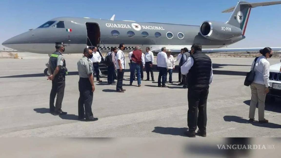 Morenistas y funcionarios usan avión de la GN para fines políticos, AMLO lo niega