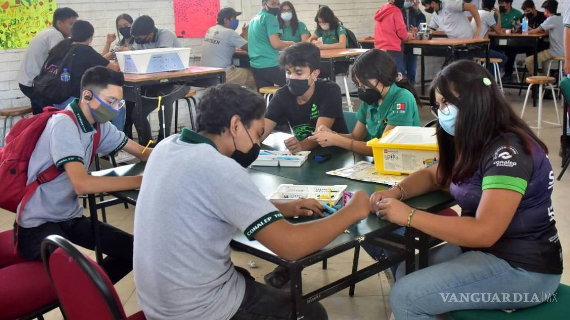 Alumnos se esfuerzan ‘aldoble’ para conseguir empleo