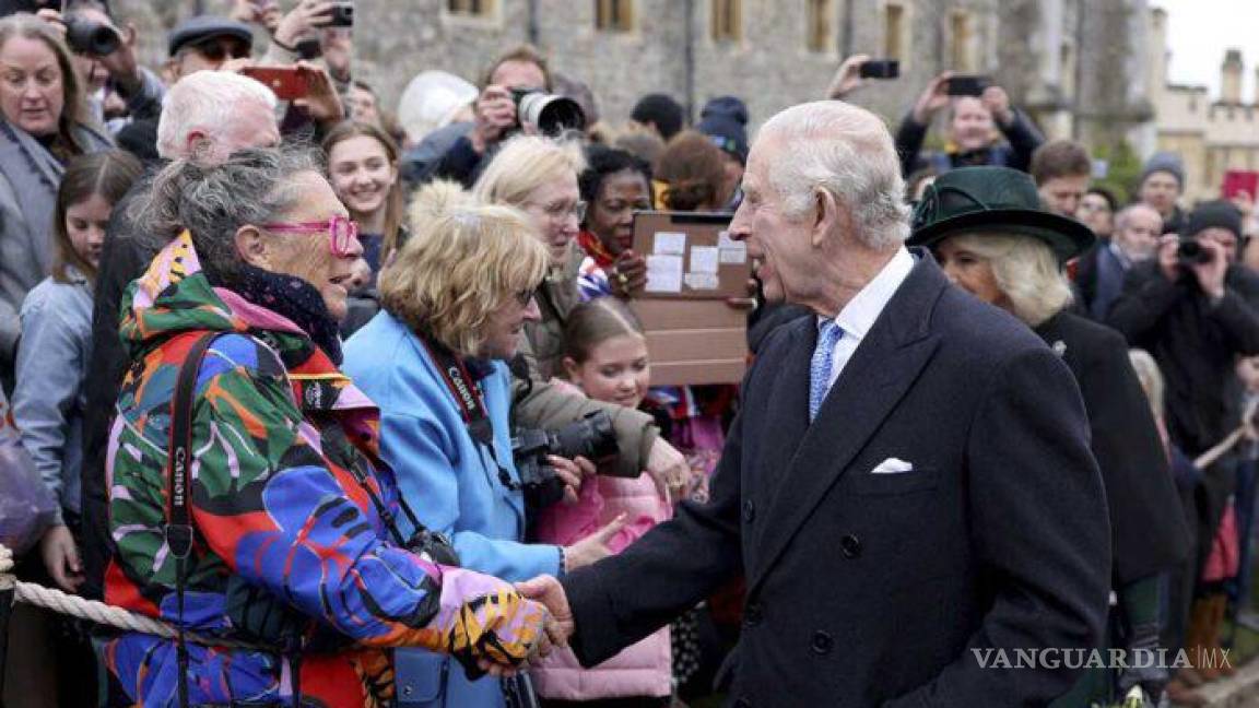 Carlos III reapareció y saluda tras asistir a una misa en Windsor