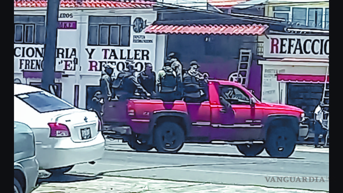 Desfila caravana de civiles armados en calles de Pátzcuaro, Michoacán