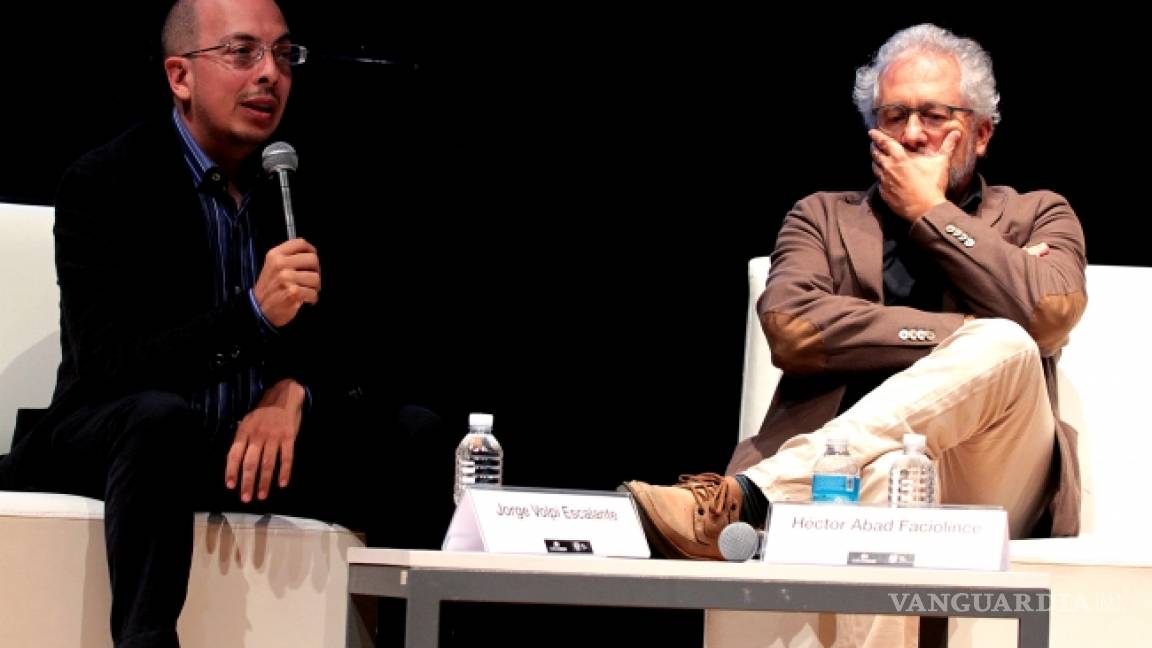Escritor colombiano Héctor Abad Faciolince charla con Jorge Volpi