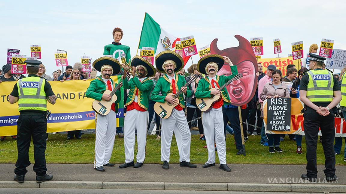 $!Granjeros escoceses se revelan contra Donald Trump, intentó cobrarles un muro y ellos ponen banderas mexicanas