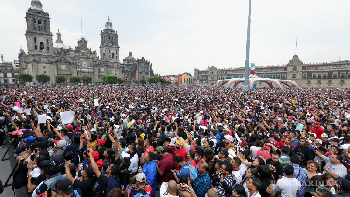 $!Miles de personas acuden a la Noche de Primavera, en el Zócalo de la Ciudad de México, el pasado 25 de marzo.