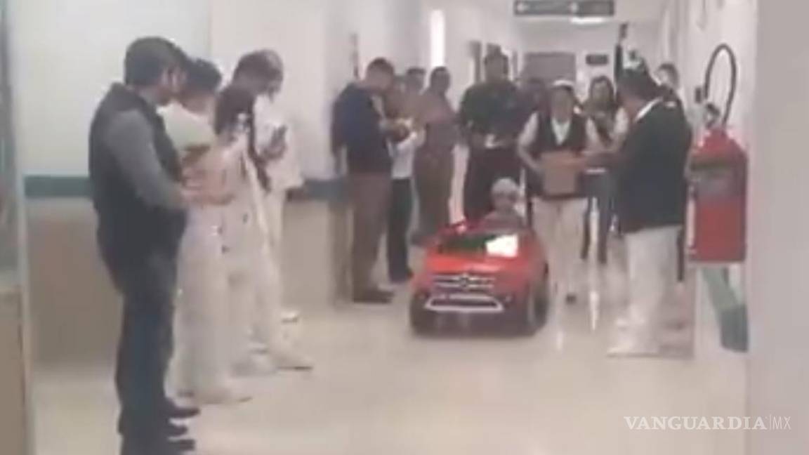 Conquista video de niño que se dirige a su cirugía manejando un coche de juguete en Sonora