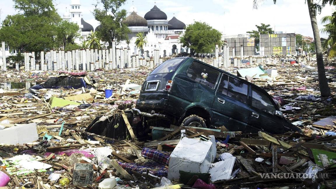 $!27 de diciembre de 2004. Escombros cubriendo el jardín delantero de la Gran Mezquita Baiturrahman tras el paso de gigantescas olas por Banda Aceh, provincia de Aceh, Indonesia