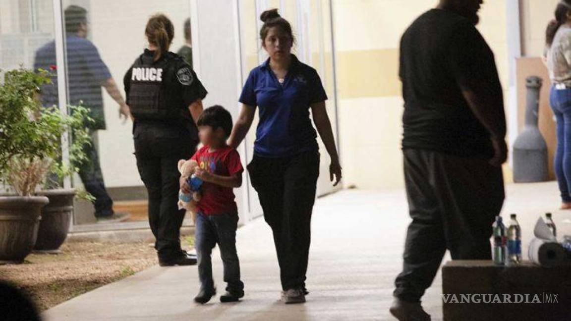 ‘Duró 40 minutos dentro de la escuela’, cuestionan a la policía en masacre en Texas