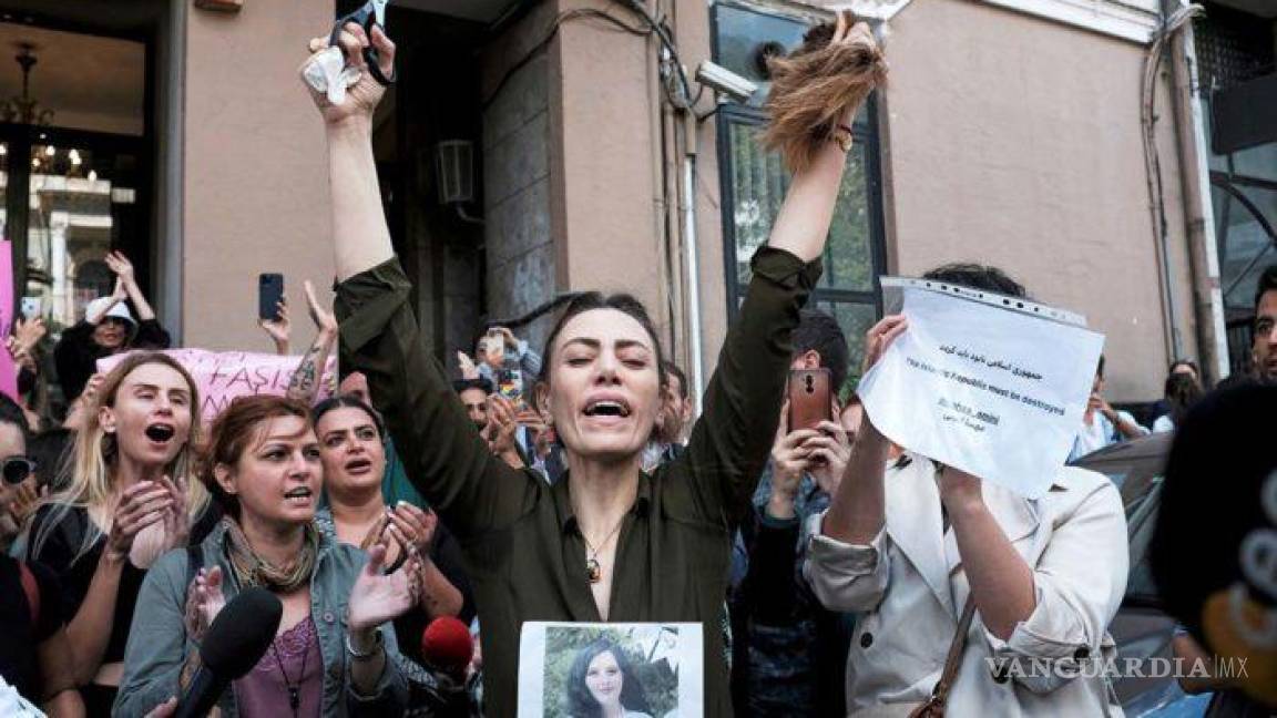 $!En París reprimieron protestas por muerte de Mahsa Amini en Irán