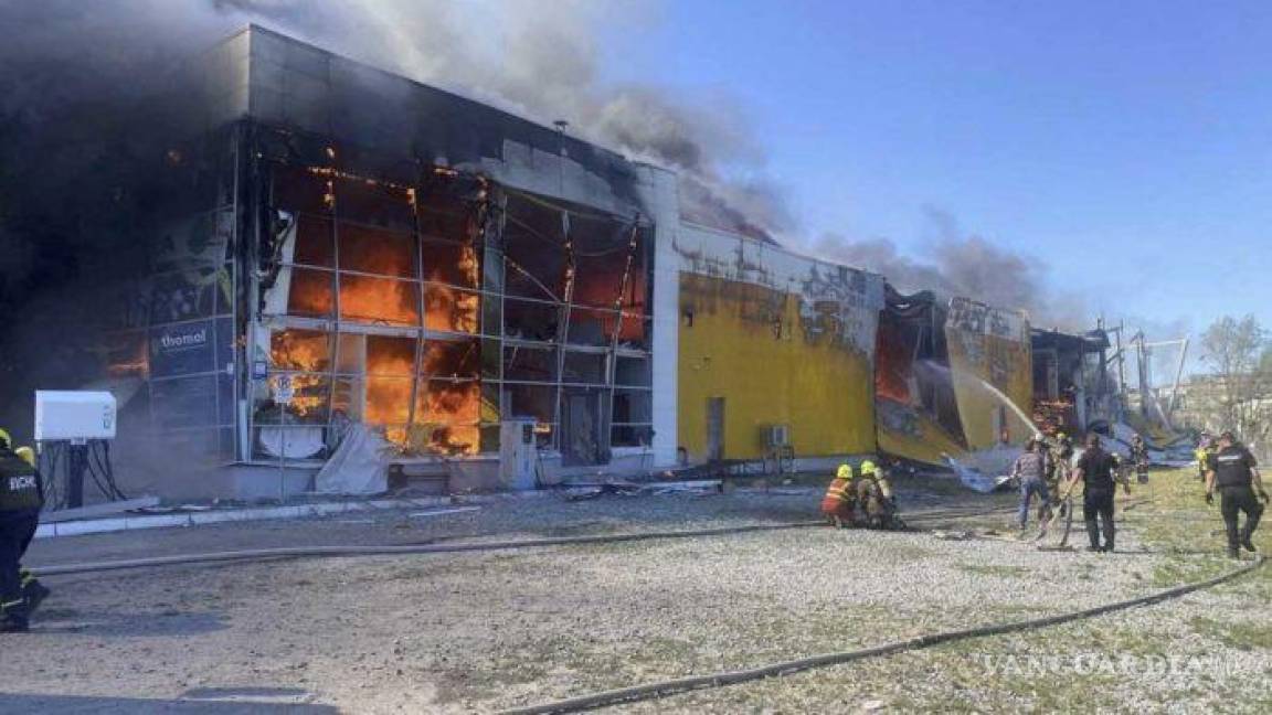 Al menos 18 muertos por ataque ruso a un centro comercial en Ucrania