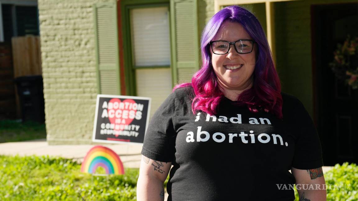 $!Leah Dean, nacida en Texas, afuera de su vivienda en Denver.