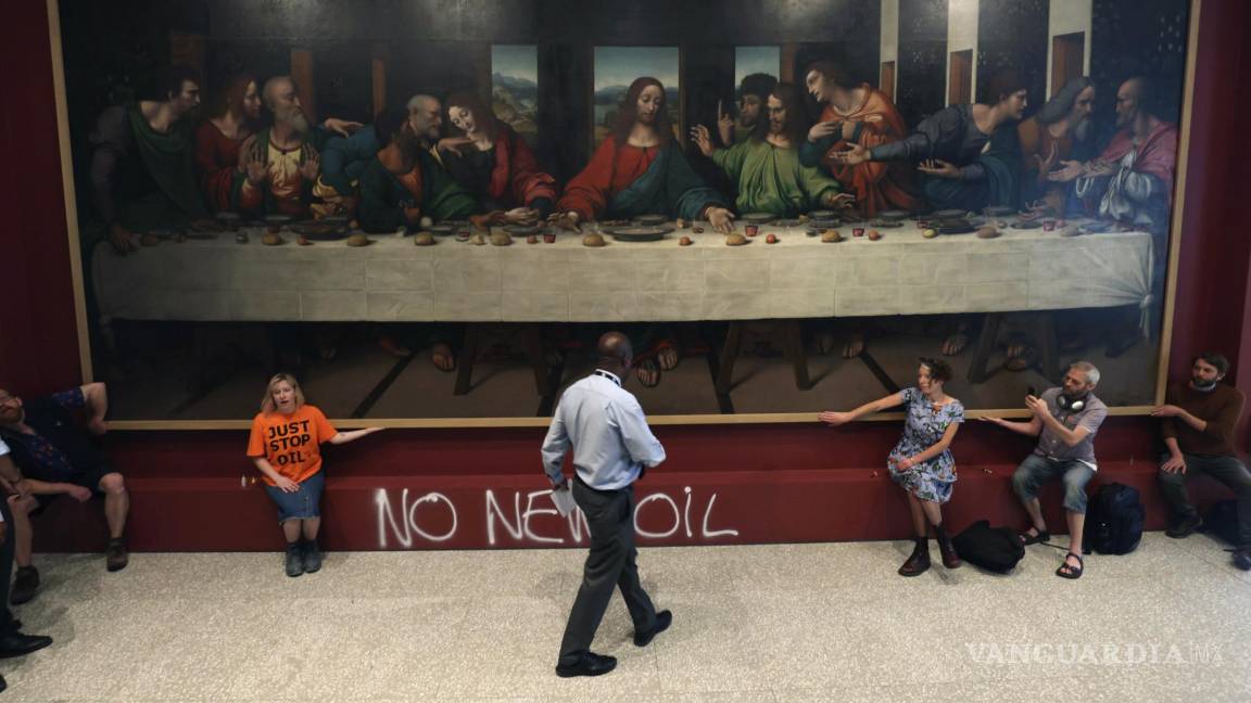 $!Activistas del grupo Just Stop Oil pegan sus manos en el marco de una copia de La última cena de Leonardo da Vinci en la Real Academia de Londres.
