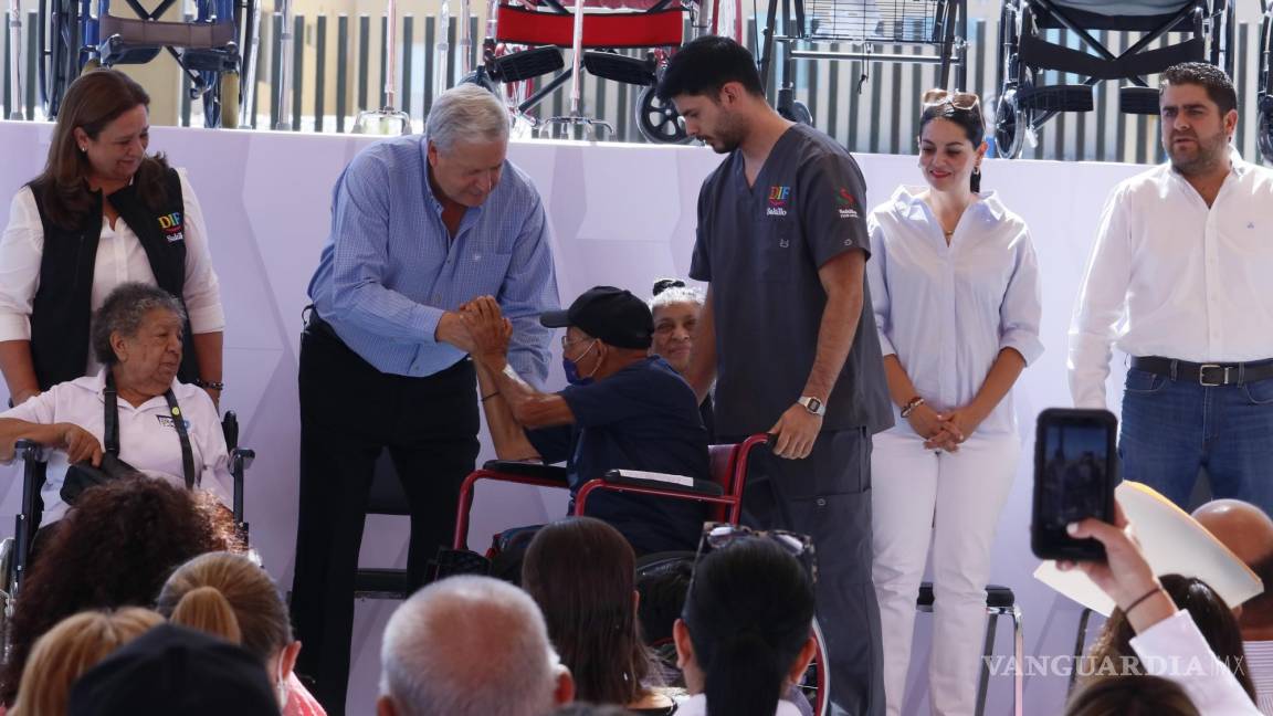 Alcalde de Saltillo, Chema Fraustro, entrega 124 aparatos ortopédicos