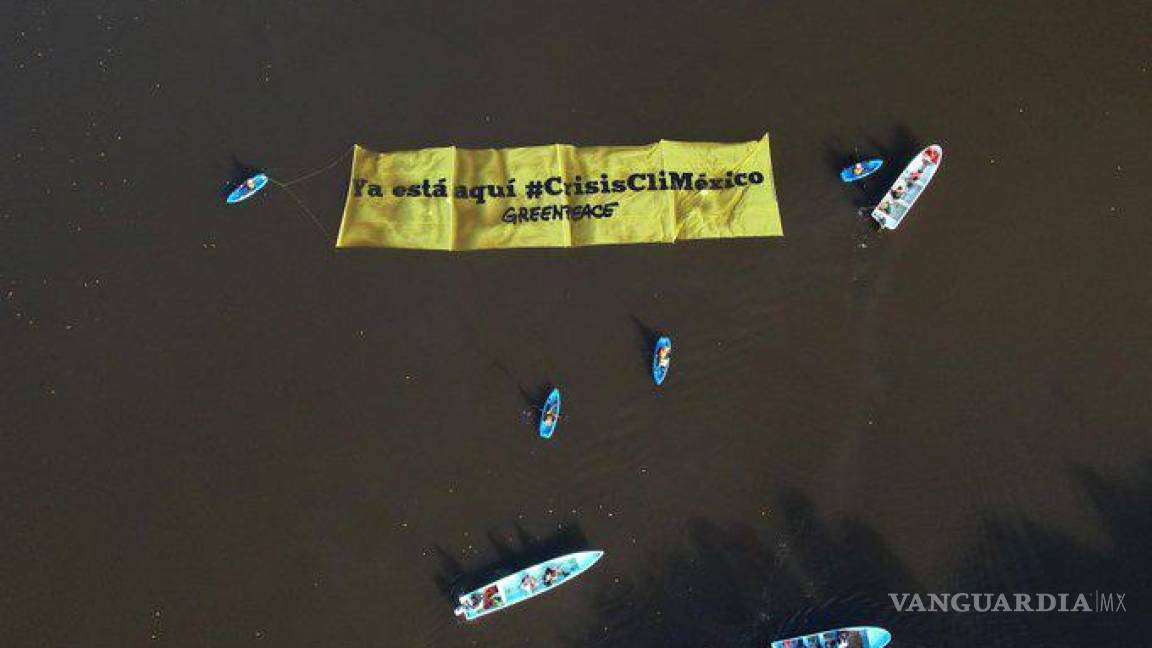 Greenpeace protesta desde el mar frente a Dos Bocas contra política ambiental del gobierno