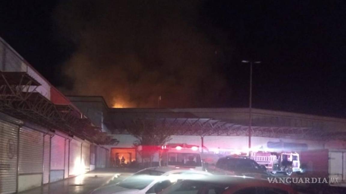 Incendio acaba con tienda de autoservicio en Saltillo, Coahuila