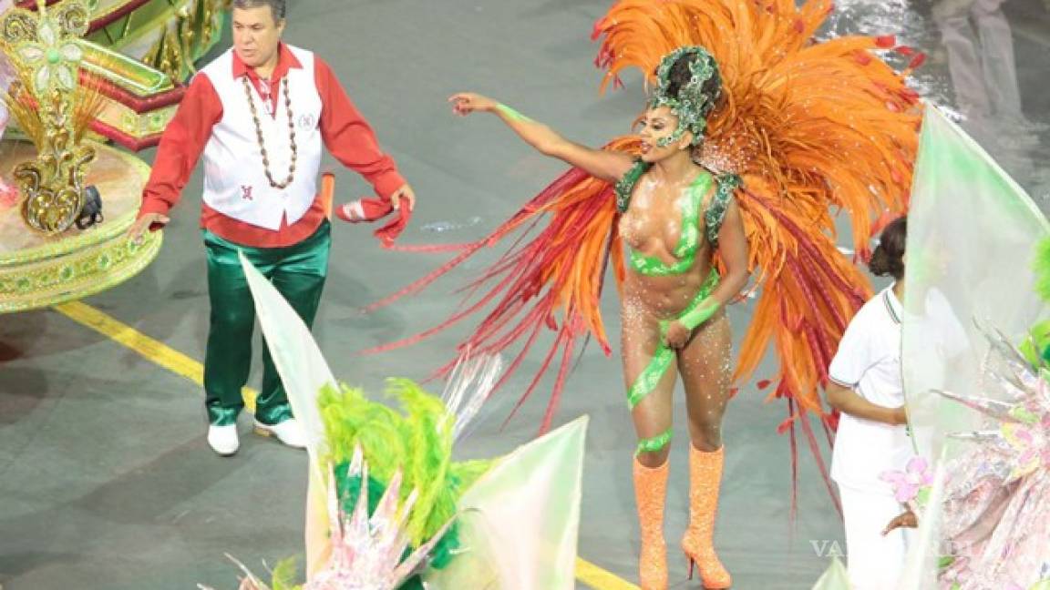 Se le rompe traje durante el Carnaval… y sigue bailando