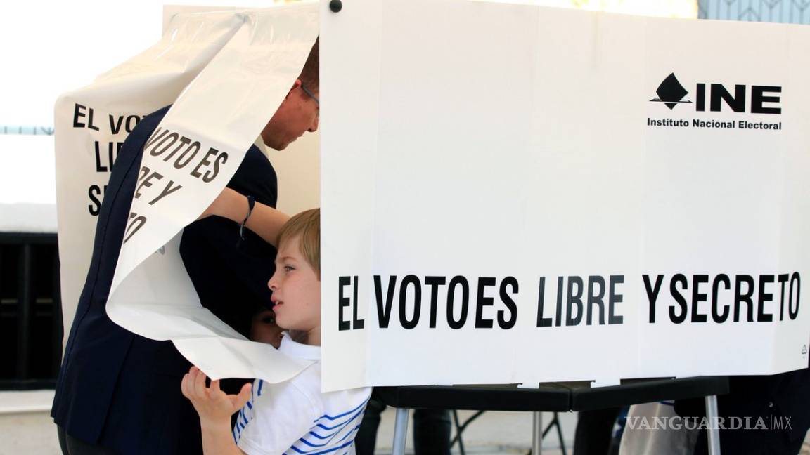 $!Anaya vota por el mismo después de hacer fila en casilla por una hora y media