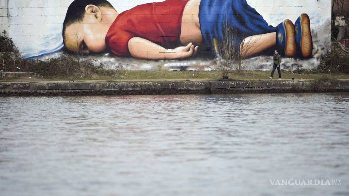 Un graffiti de Aylan lleva el éxodo de los refugidos al BCE