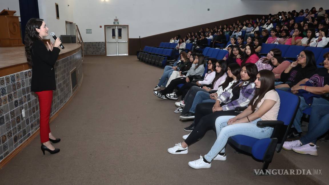 $!La directora del Consejo Cívico de Instituciones de Coahuila, Sara Arizpe Ramos, destacó la importancia de tomar decisiones con autenticidad y perseguir los objetivos personales.