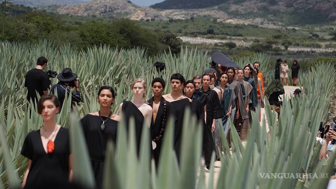 $!Modelos lucen prendas del diseñador mexicano Kris Goyri, durante las actividades del Mercedes-Benz Fashion Week en el municipio de Mitla, estado de Oaxaca.