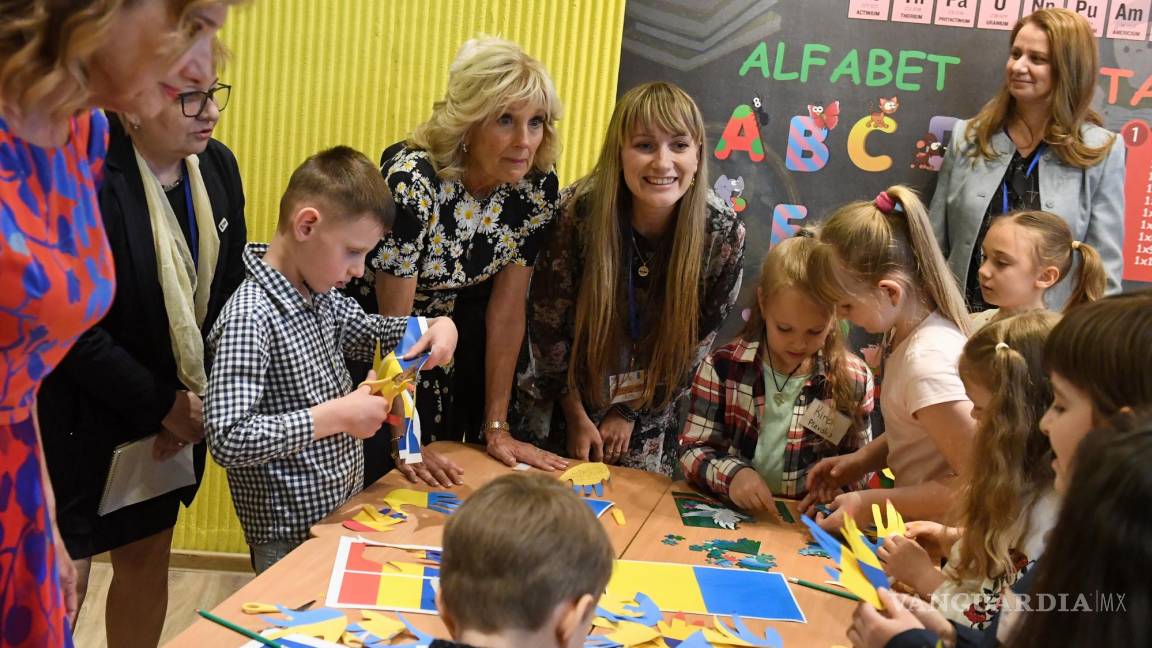 $!La Primera Dama de EU, Jill Biden (C-L), interactúa con niños refugiados ucranianos a niños refugiados en el Gymnasium School ‘Uruguay’ en Bucarest.