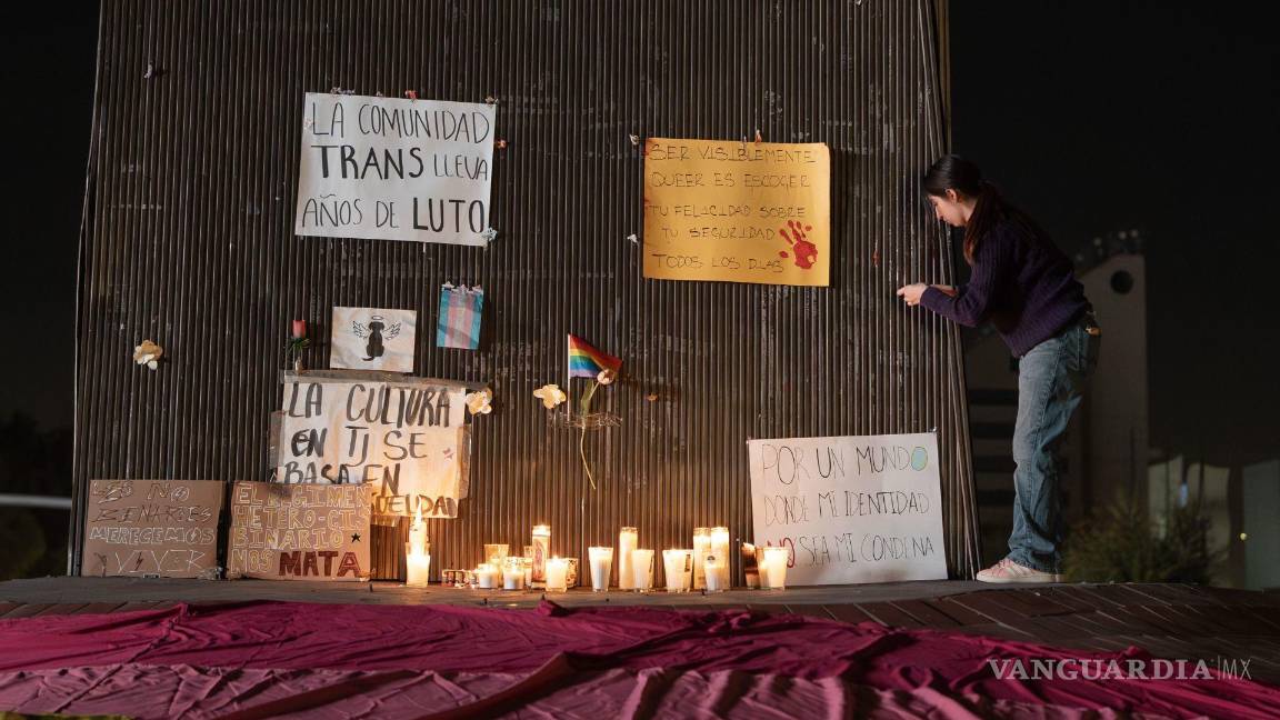 $!Con veladoras en manos, carteles y banderas, decenas de personas de Tijuana se exigieron justicia para Baena.