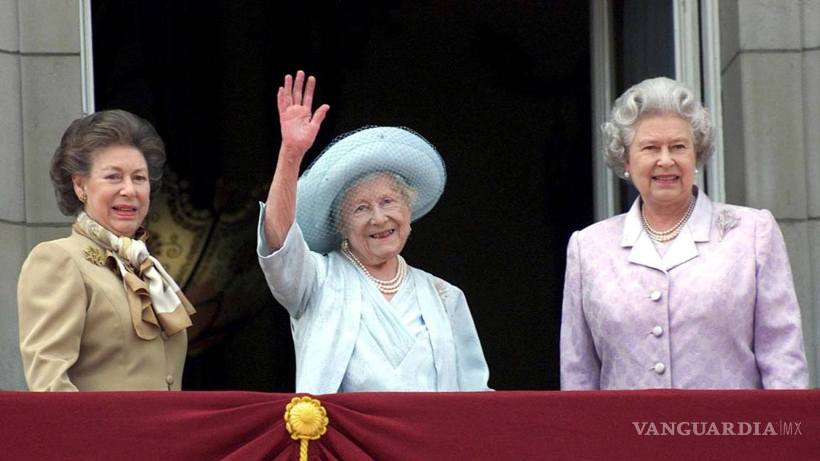 $!La princesa Margarita, la reina Isabel II, la reina Isabel, la reina madre en Londres, durante la celebración del centenario de la reina madre, el 04 de agosto de 2000.