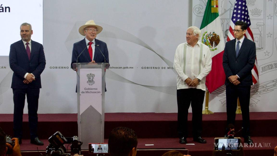 Ken Salazar celebra plan de seguridad de Michoacán a inspectores estadounidenses de aguacate