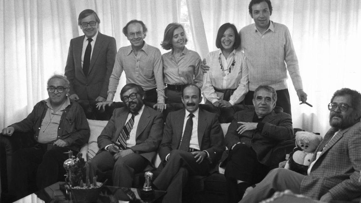 $!MÉXICO, D.F., 17ABRIL2014. En la imagen se observa a Gabriel García Márquez con la escritora mexicana Elena Poniatowska en 1986.