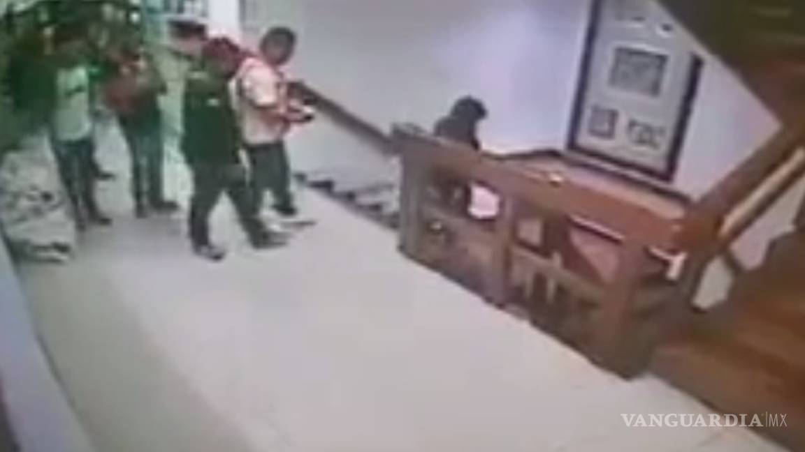 Extorsionador detenido intentó suicidarse lanzándose de escaleras (video)