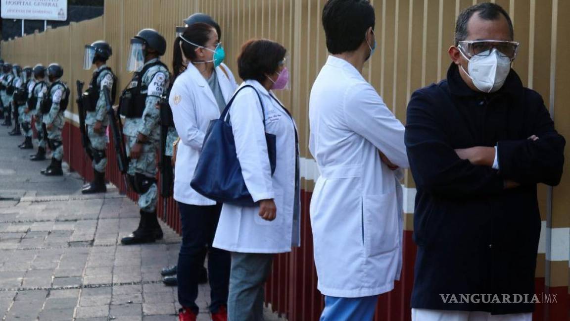 Se agotaron las vacunas: trabajadores de la salud citados se quedaron sin atención en CDMX