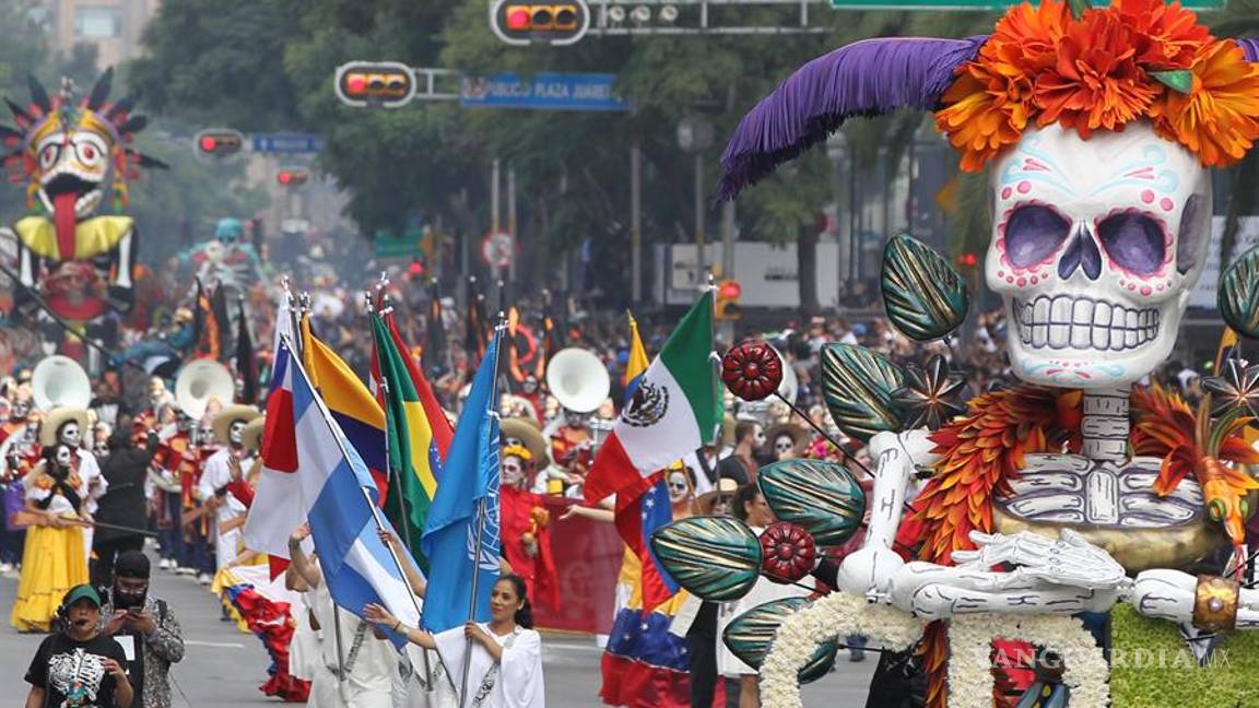 $!Los muertos toman calles de la Ciudad de México en un macrodesfile (fotos)