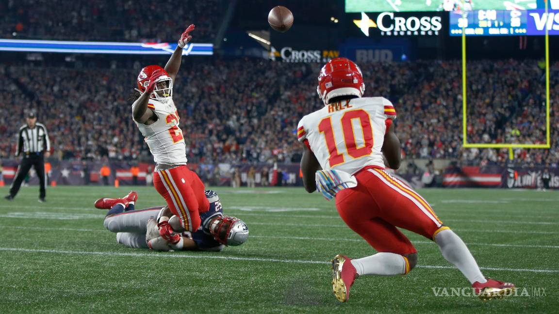 $!¡Ni una más! Los Patriots vetan a aficionado que le lanzó cerveza a Tyreek Hill