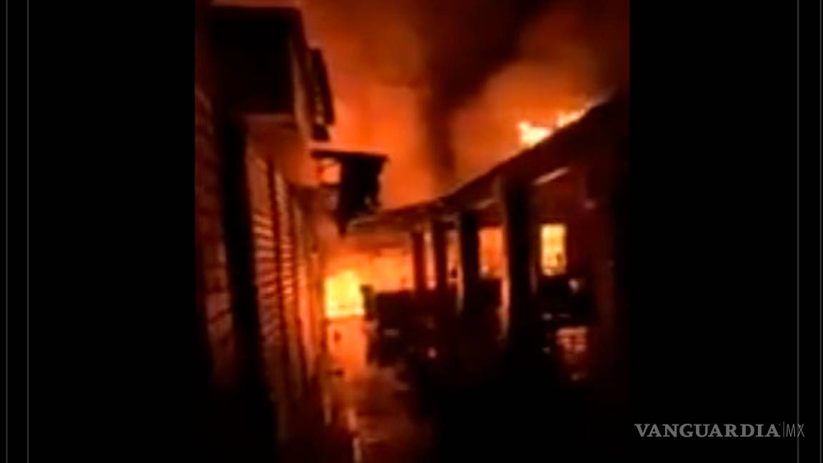 $!Reportan fuera de control incendio en central de abastos de Oaxaca