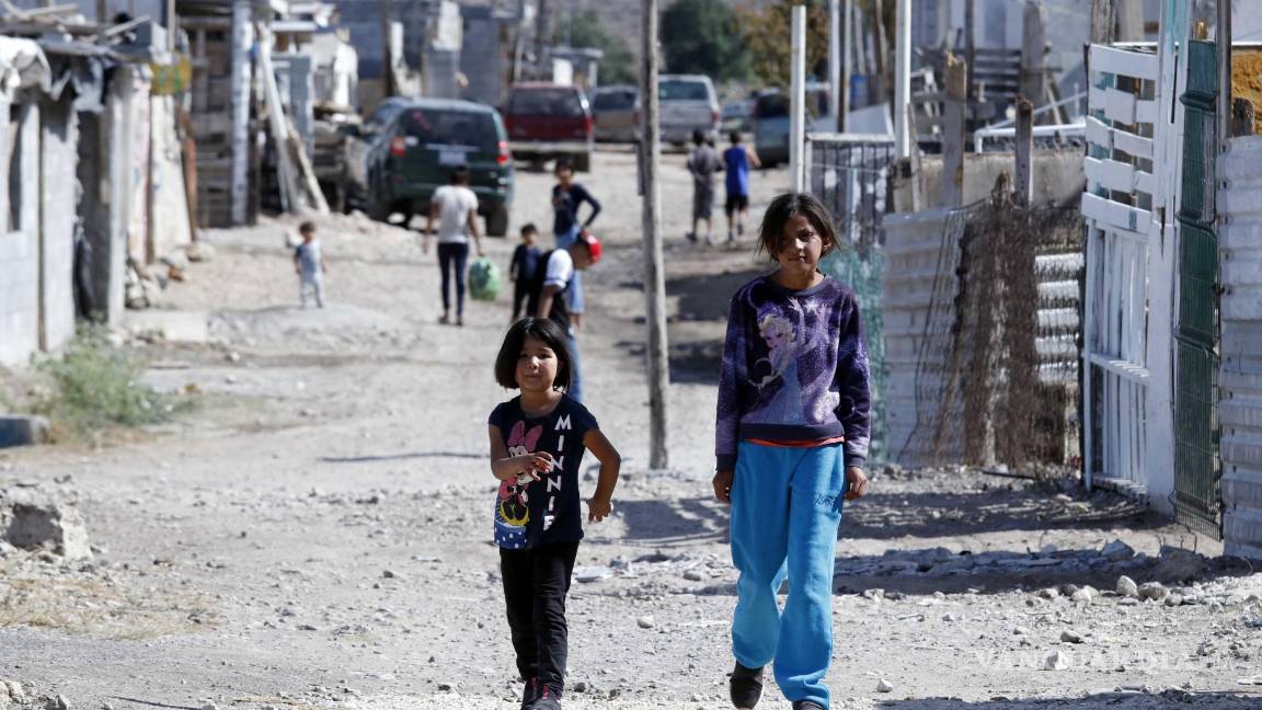 $!Saltillo: ¿Qué anhela un niño que espera la Navidad entre pinos de madera y esferas recicladas?