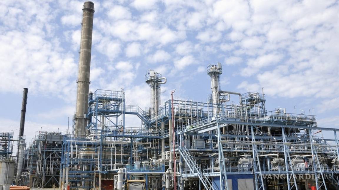 AMLO planea dar más recursos para que Pemex aumente producción de gasolina